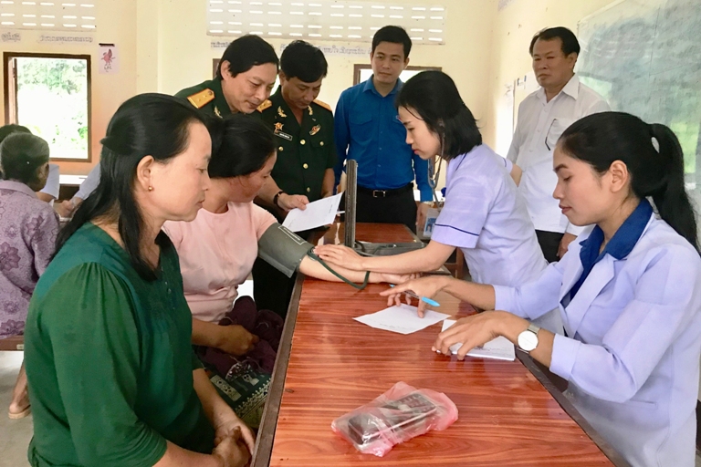 Tư vấn, khám tổng quát, cấp phát thuốc miễn phí cho hơn 500 người dân bản Phôn Tan, huyện Khăm Cợt